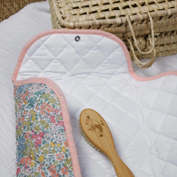 Barnabe aime le café Changing Pad Carlotta